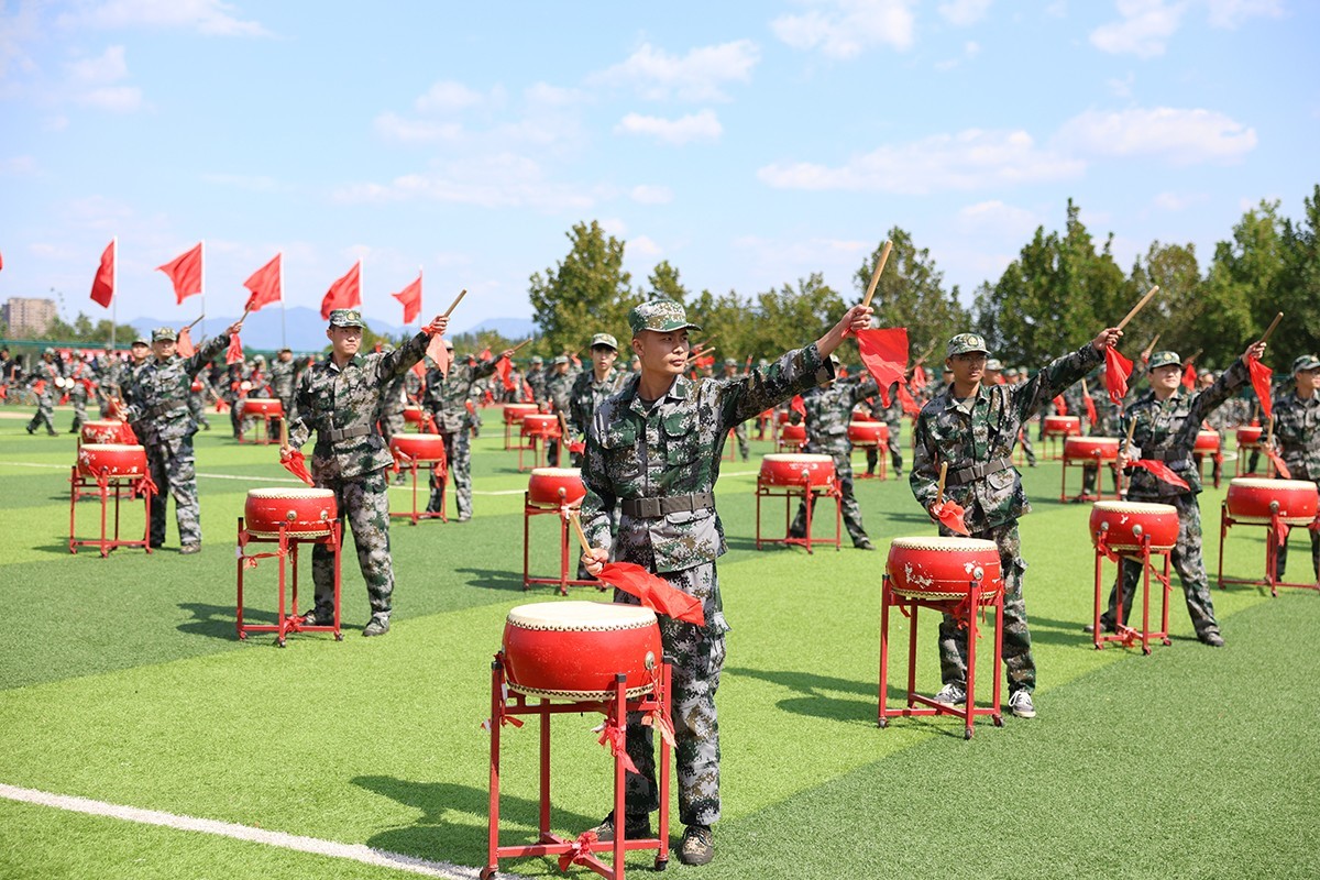 震撼人心！最新軍鼓變隊形表演視覺盛宴！